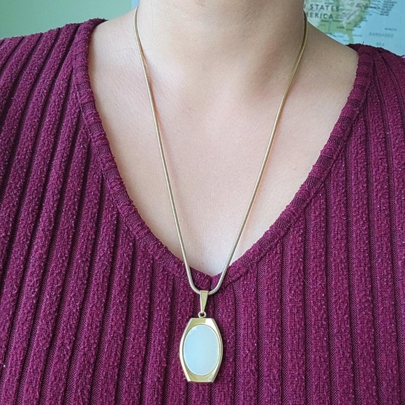 Vintage Gold Mother of Pearl Necklace - Picture 4 of 8